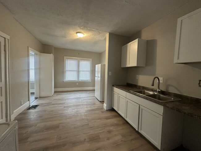 Building Photo - 3 Bedroom West Side House