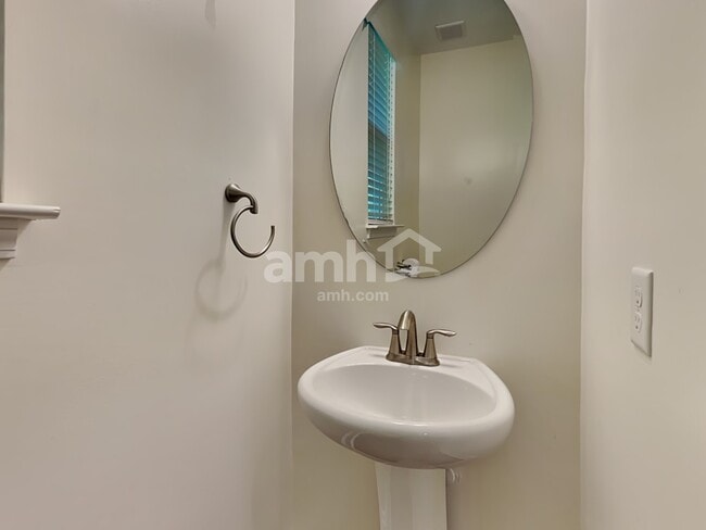 Building Photo - 1009 Theodore Rd