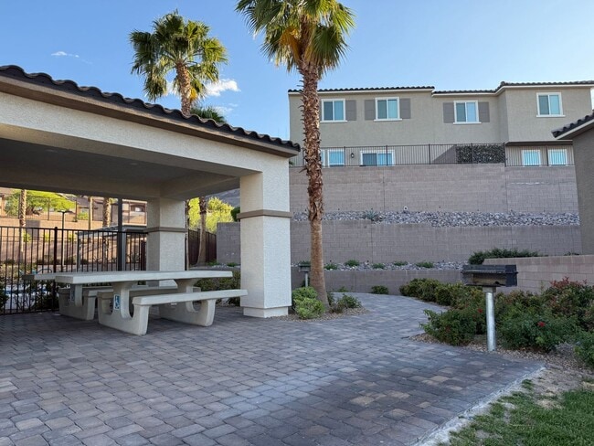 Building Photo - Magnificent Townhome Located In Quail Ridge Community!