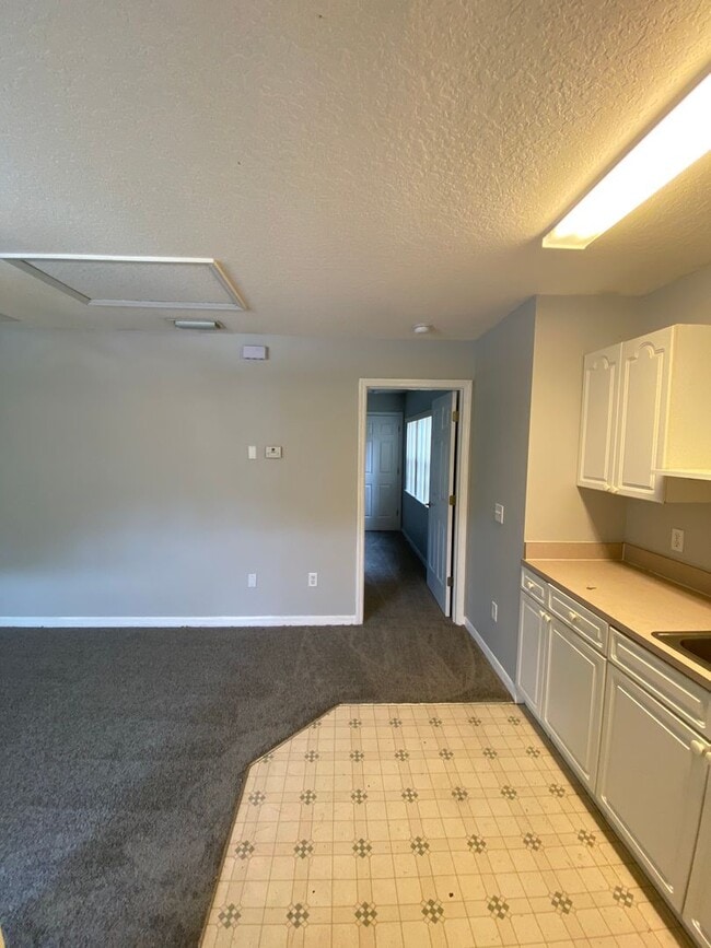 Building Photo - 613 Coconut Palm Way