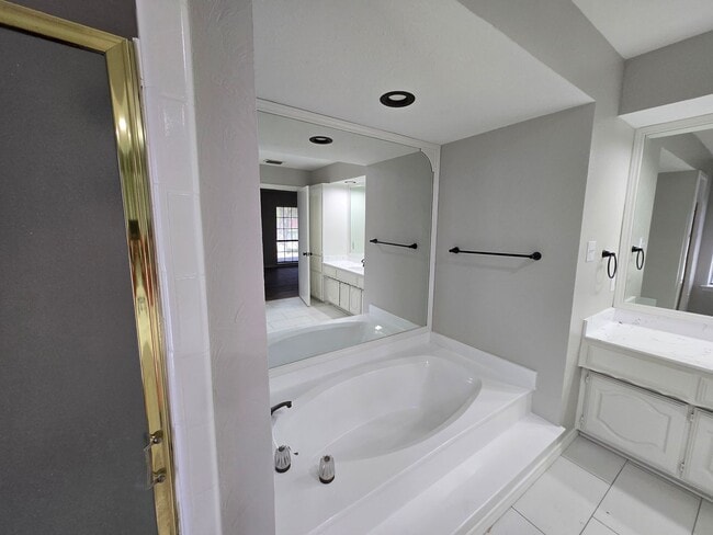 Building Photo - Stunning 4-bd 2.5 bath