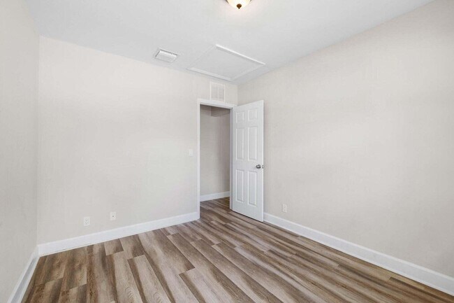 Building Photo - 403 50th St