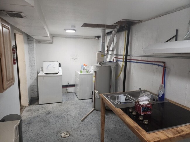 Building Photo - 885 Spruce St