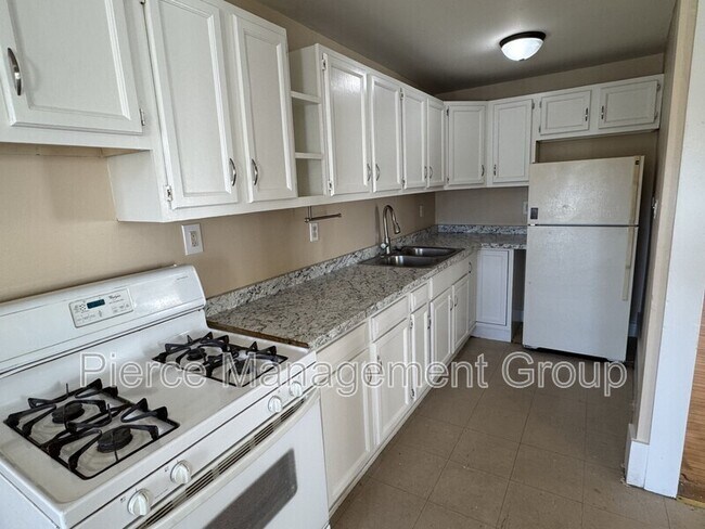 Building Photo - 521 Massabesic St