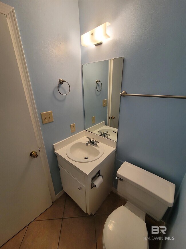 Building Photo - 512 Lake Forest Blvd