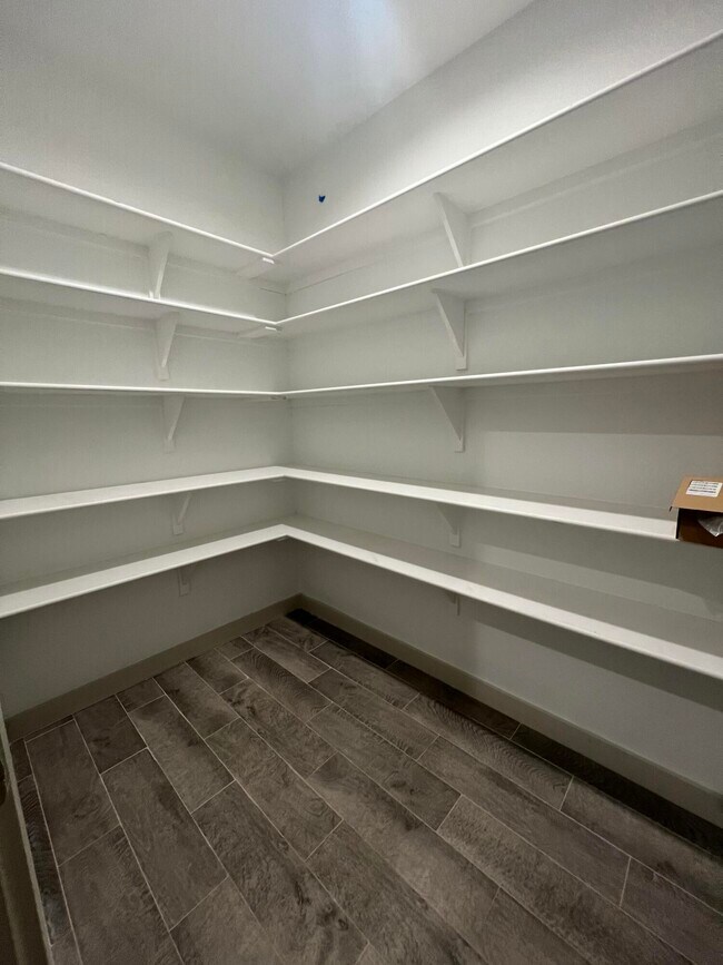 Building Photo - 10518 Aberdeen Ave