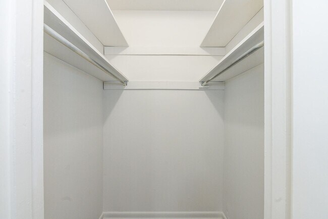 Building Photo - Beautifully renovated 2nd floor, 2 Bdr 1 bath unit in Maryville, TN - Available Early 2026!!