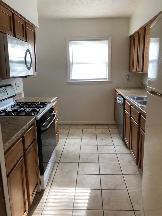 Building Photo - Spacious 2 Bed House!!