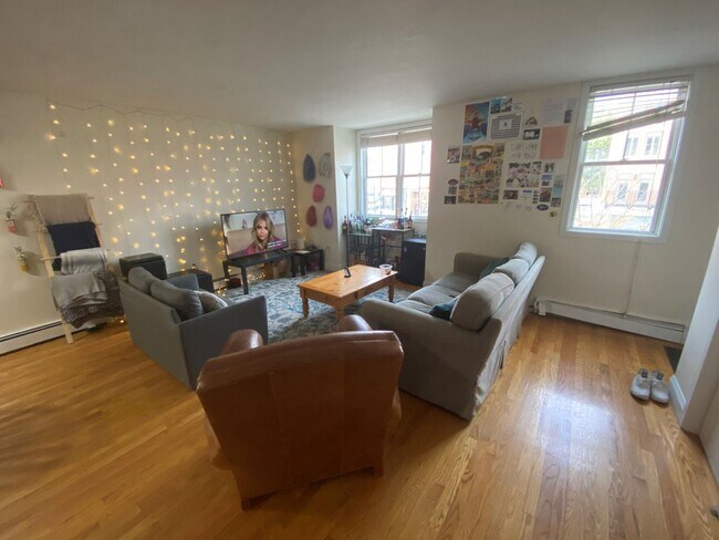 Building Photo - HOT MISSION HILL 4 BED!!