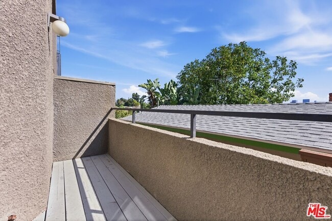 Building Photo - 1083 1/2 W Kensington Rd