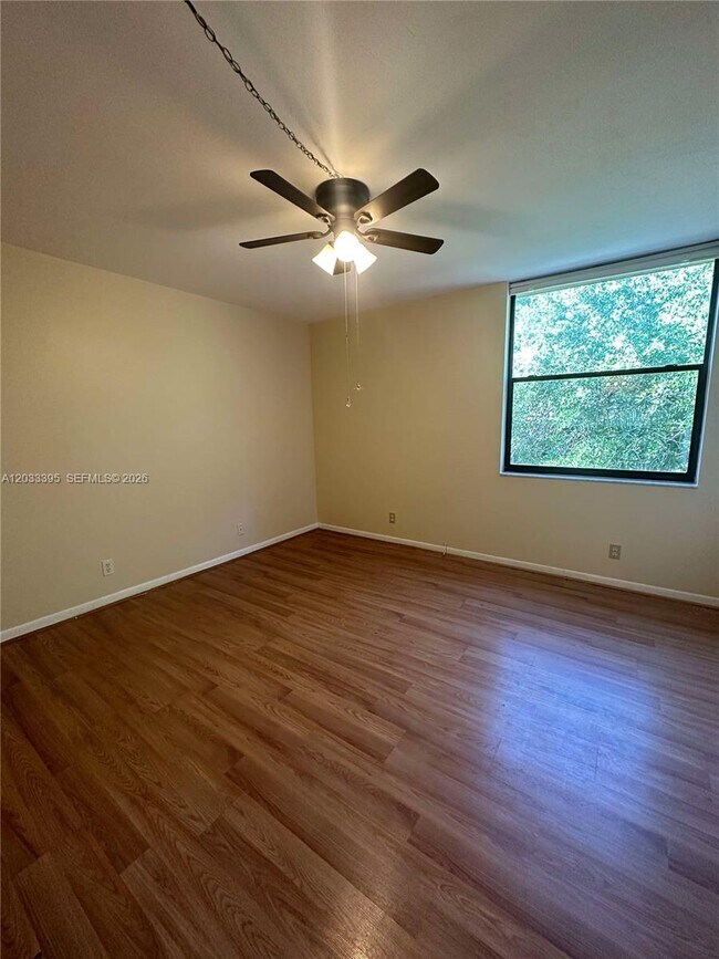 Building Photo - 400 Commodore Dr