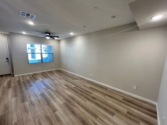 Building Photo - 3 Bed / 2.5 Bath Gilbert Townhome GATED Co...