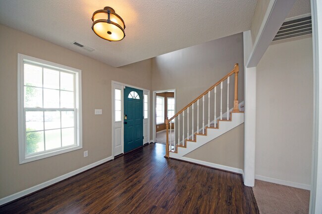 Building Photo - 1112 Huff Dr