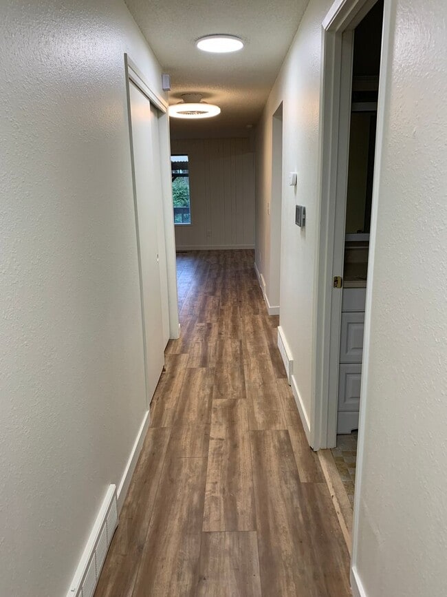 Building Photo - **Daisey King **