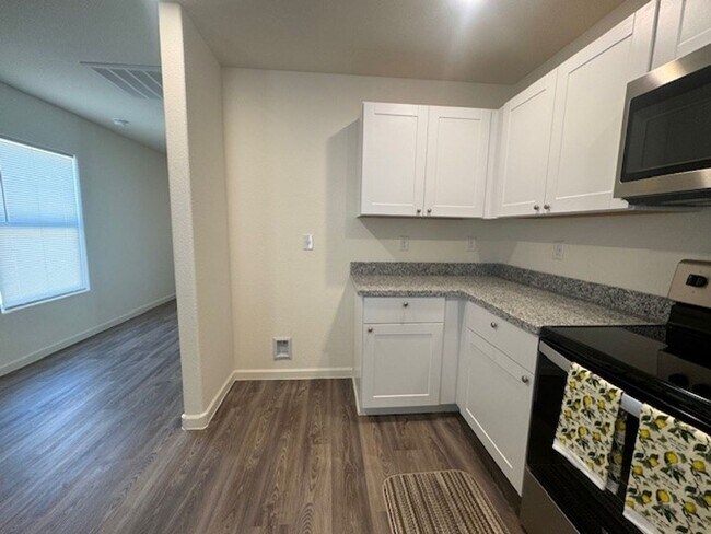 Building Photo - 1 Yr New 3 BR 2BA in Chaparral Terrace w/ ...