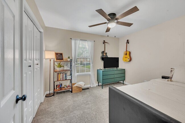 Building Photo - 2029 Sunday Silence Dr