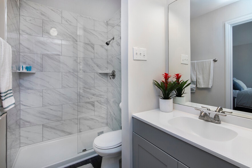 Building Photo - 212 W 10th St