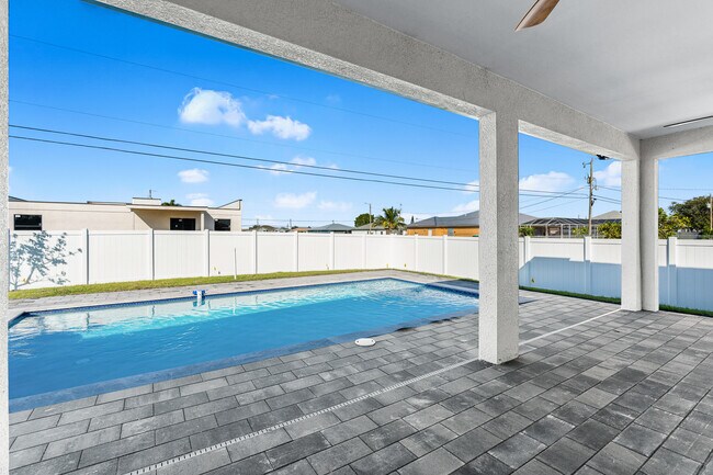 Building Photo - 2014 NE 9th Ave