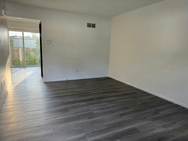 Building Photo - 4165 W Ridge Rd