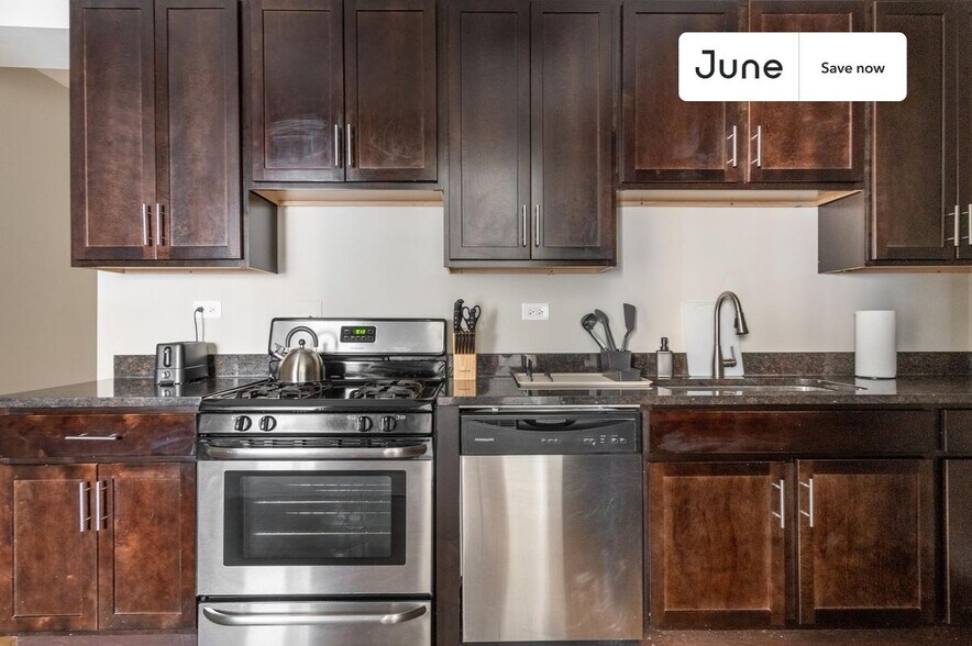 Building Photo - 3304 W Armitage Ave