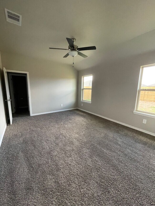 Building Photo - Home Move in Ready!