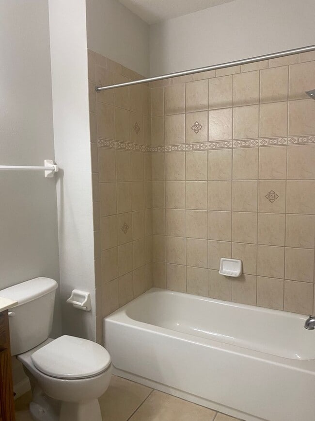Building Photo - Baldwin Park: Gorgeous 2nd Floor Condo wit...