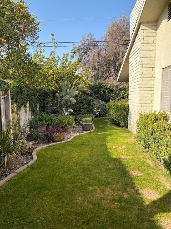 Building Photo - 55 and OLDER KERN CITY 2 BED UPDATED HOME