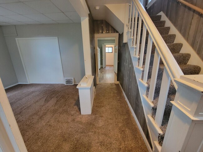 Building Photo - AVAILABLE JUNE - 4 Bed 1 Bath Located In East Hillside