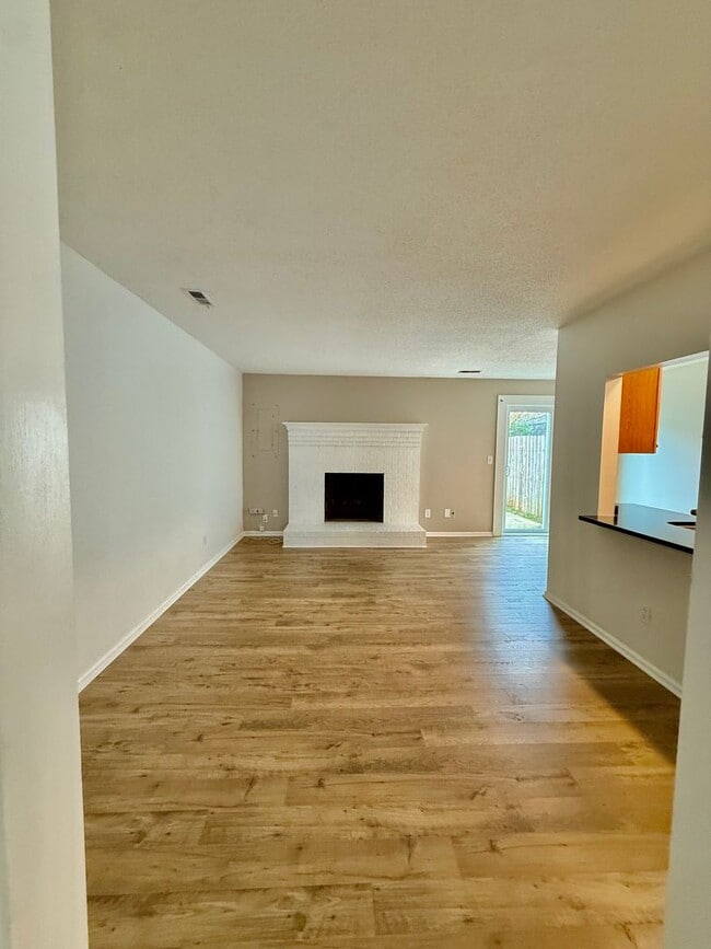 Building Photo - 3BD/2.5BA Brick Townhouse in Washington Commons off of Great Neck! Renovated throughout!