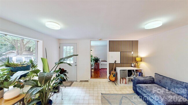 Building Photo - 1136 E Woodlawn Rd