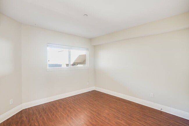 Building Photo - Beautiful 2 Bedroom 2 Bathroom Condo in La...