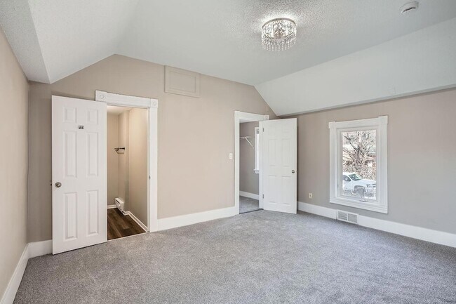 Building Photo - 707 Jenks Ave E