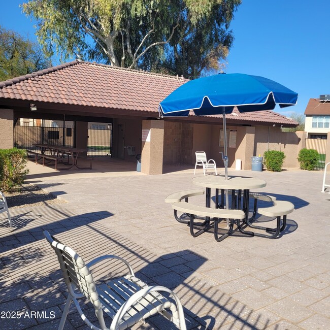 Building Photo - 1622 N Comanche Dr