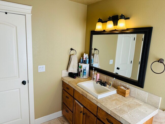 Building Photo - Charming Home in Great Location