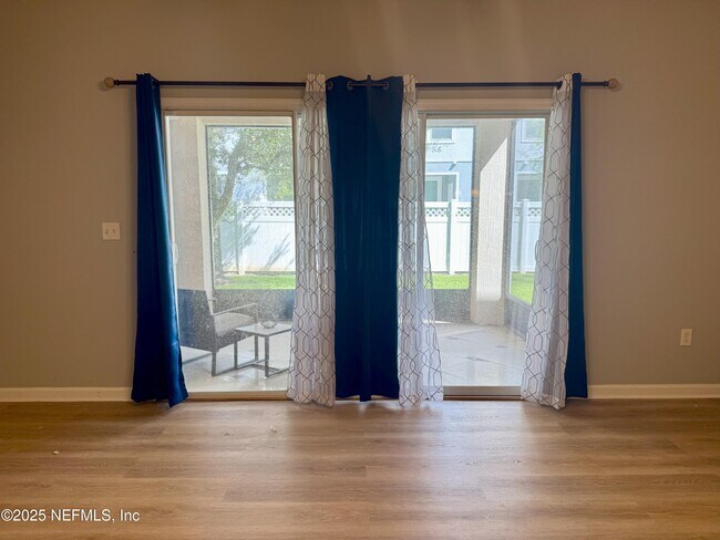 Building Photo - 580 Crystal Way