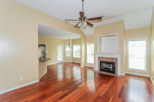 Building Photo - 8423 Shady Elm Dr