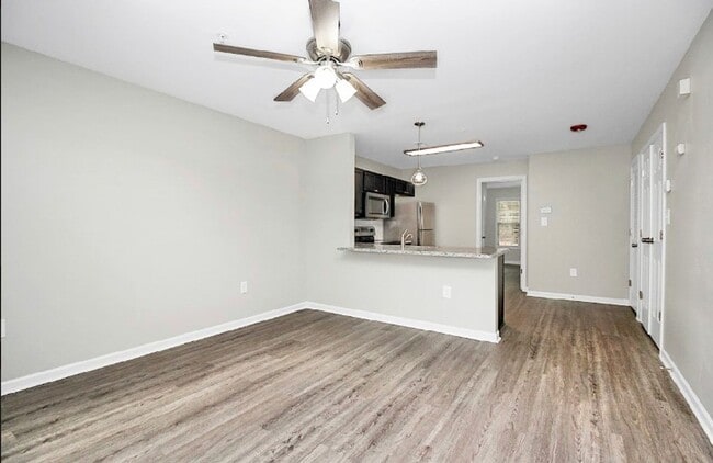 Building Photo - Charming 1 Bedroom/1 Bathroom Condo - Newl...