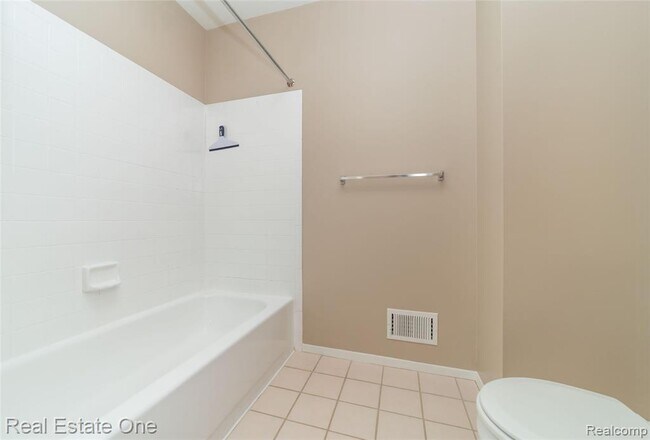 Building Photo - 5652 Drake Hollow Dr E