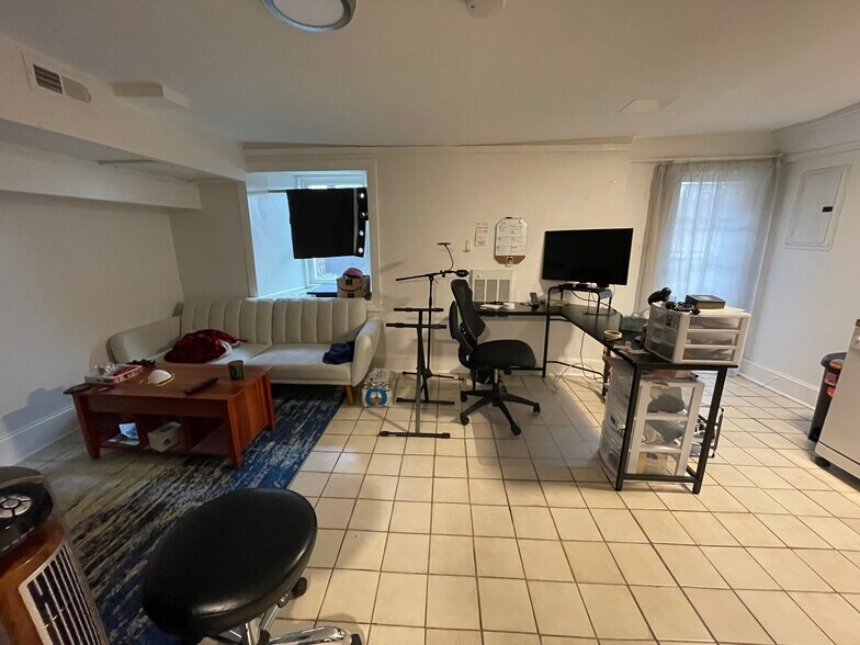 Building Photo - 682 Parker St