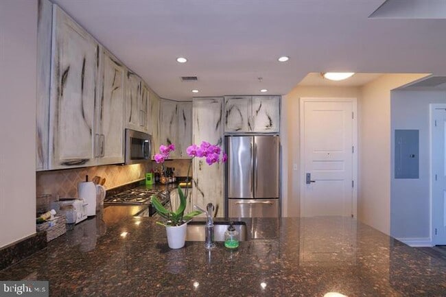 Building Photo - 8220 Crestwood Heights Dr