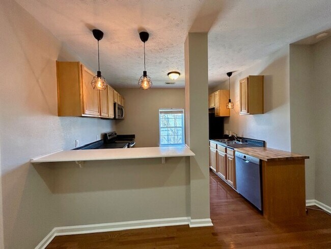 Building Photo - Beautiful 2 Bedroom 1 Bathroom Upper Unit in Fountain Square