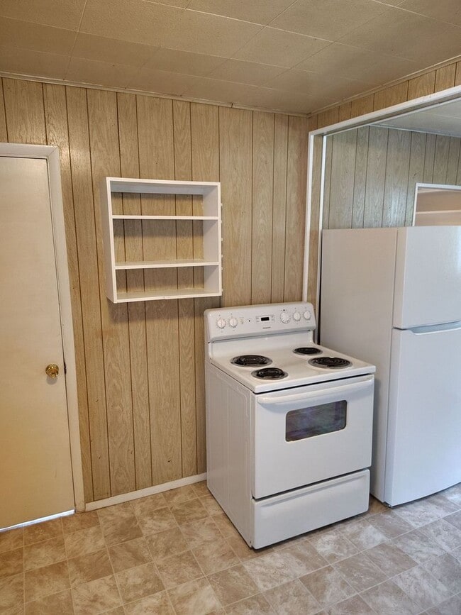 Building Photo - Great 2-bedroom home close to downtown