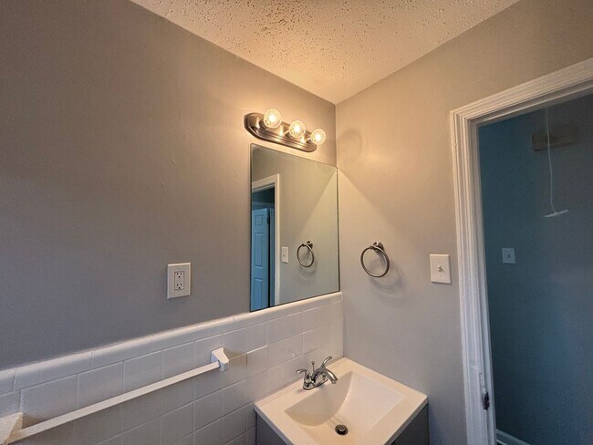 Building Photo - 2370 Hillside Ave