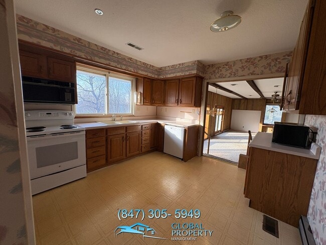 Building Photo - 3 Bedroom Home For Rent