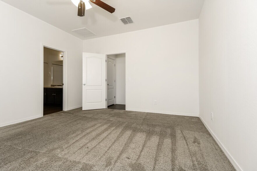 Building Photo - 8224 W Encinas Ln