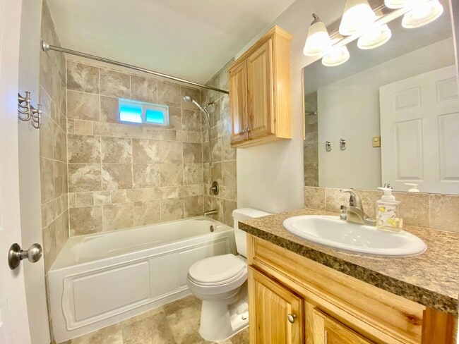 Building Photo - Updated Selah Home with Large Yard