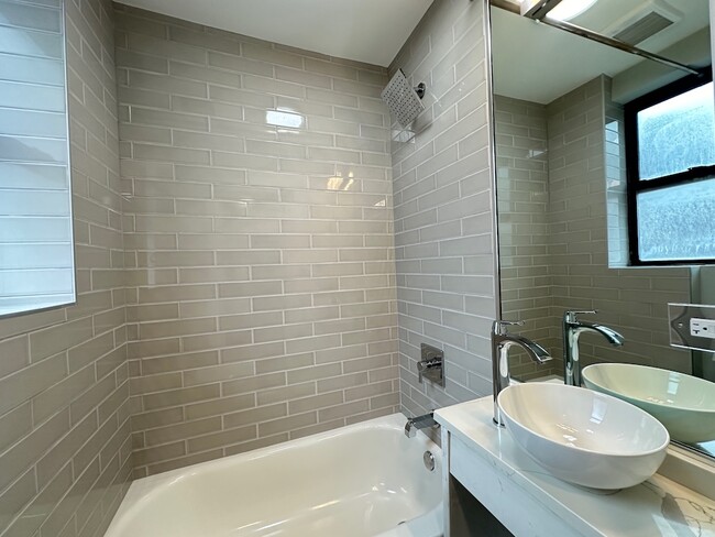 Building Photo - 545 W Belmont Ave