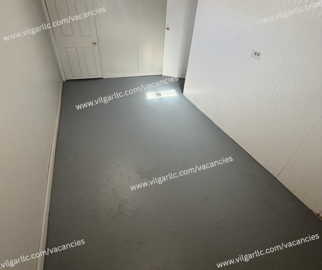 Building Photo - FOR RENT — SPACIOUS 3 BED / 2 BATH HOME