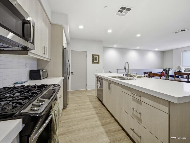 Building Photo - 2111 N Cahuenga Blvd