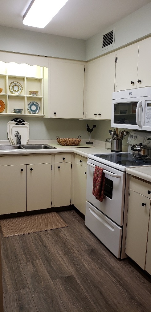 Kitchen - 410 6th Ave SW